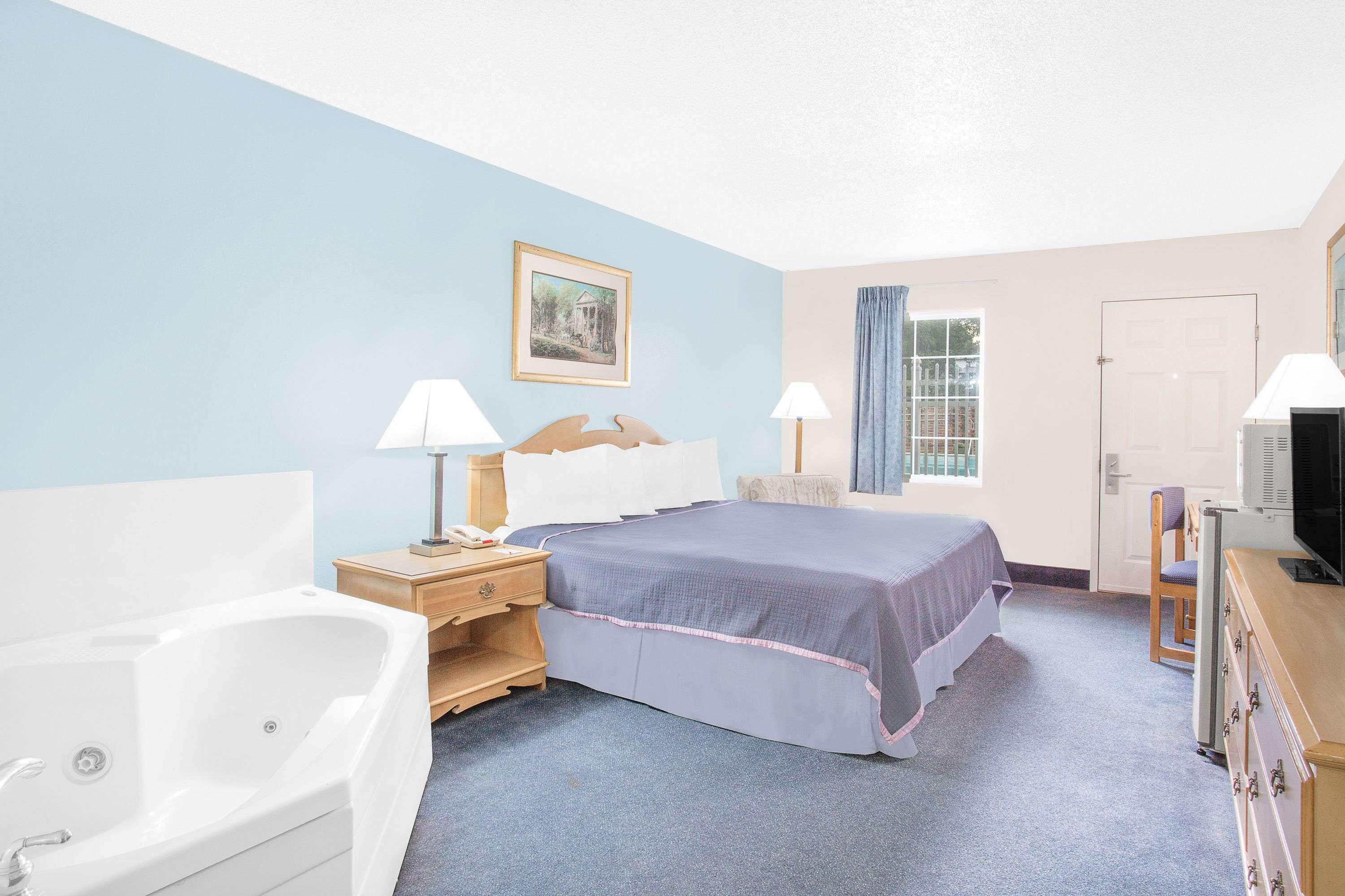 Howard Johnson By Wyndham