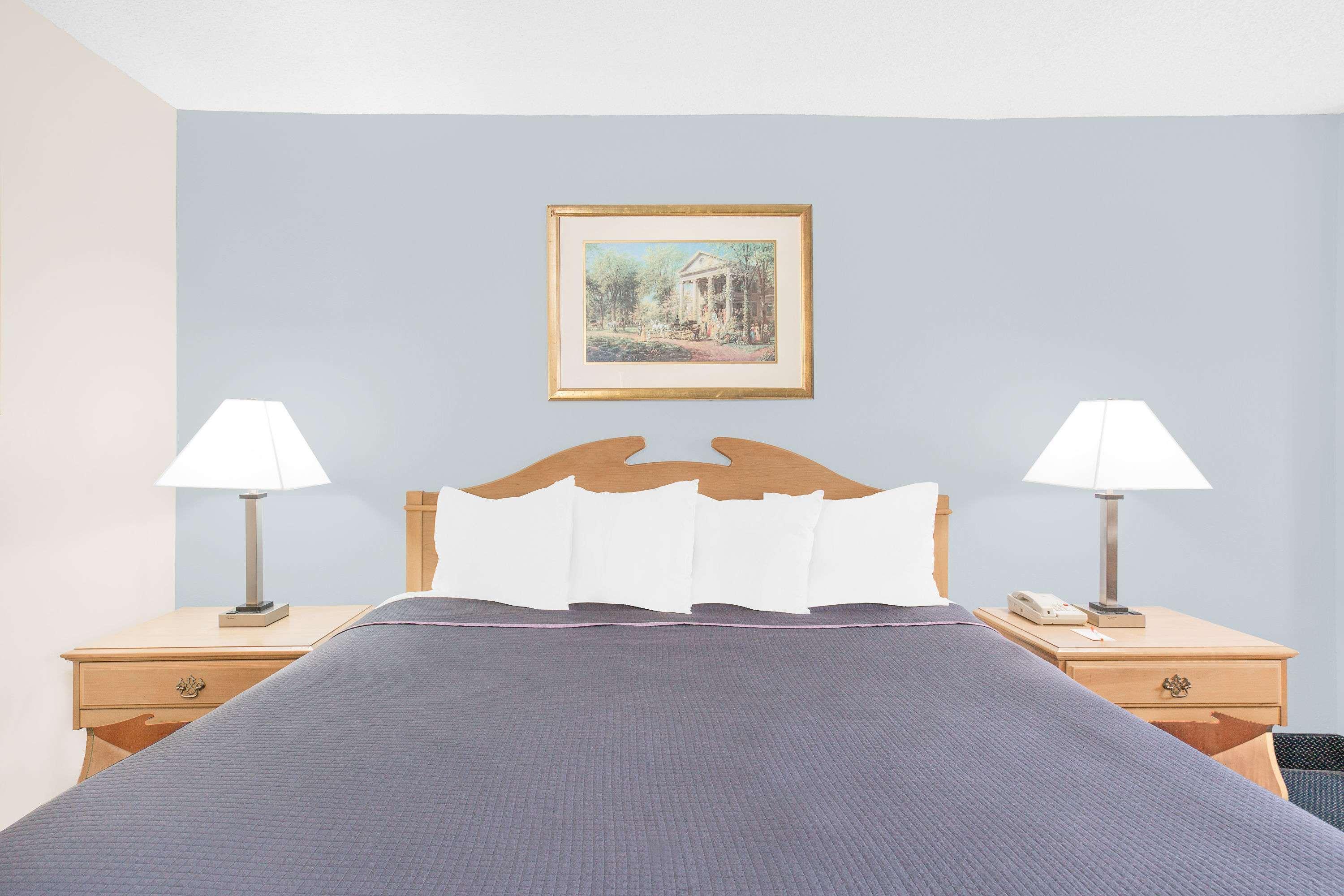 Howard Johnson By Wyndham